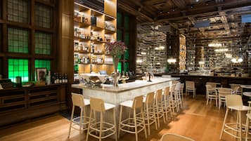 3 bars/lounges, cocktail bar