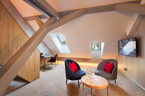 Premium bedding, pillow-top beds, minibar, in-room safe