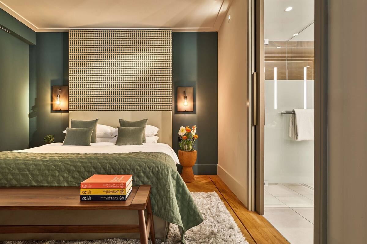 regency, suite, 1 king bed | minibar, in-room safe, desk, laptop workspace