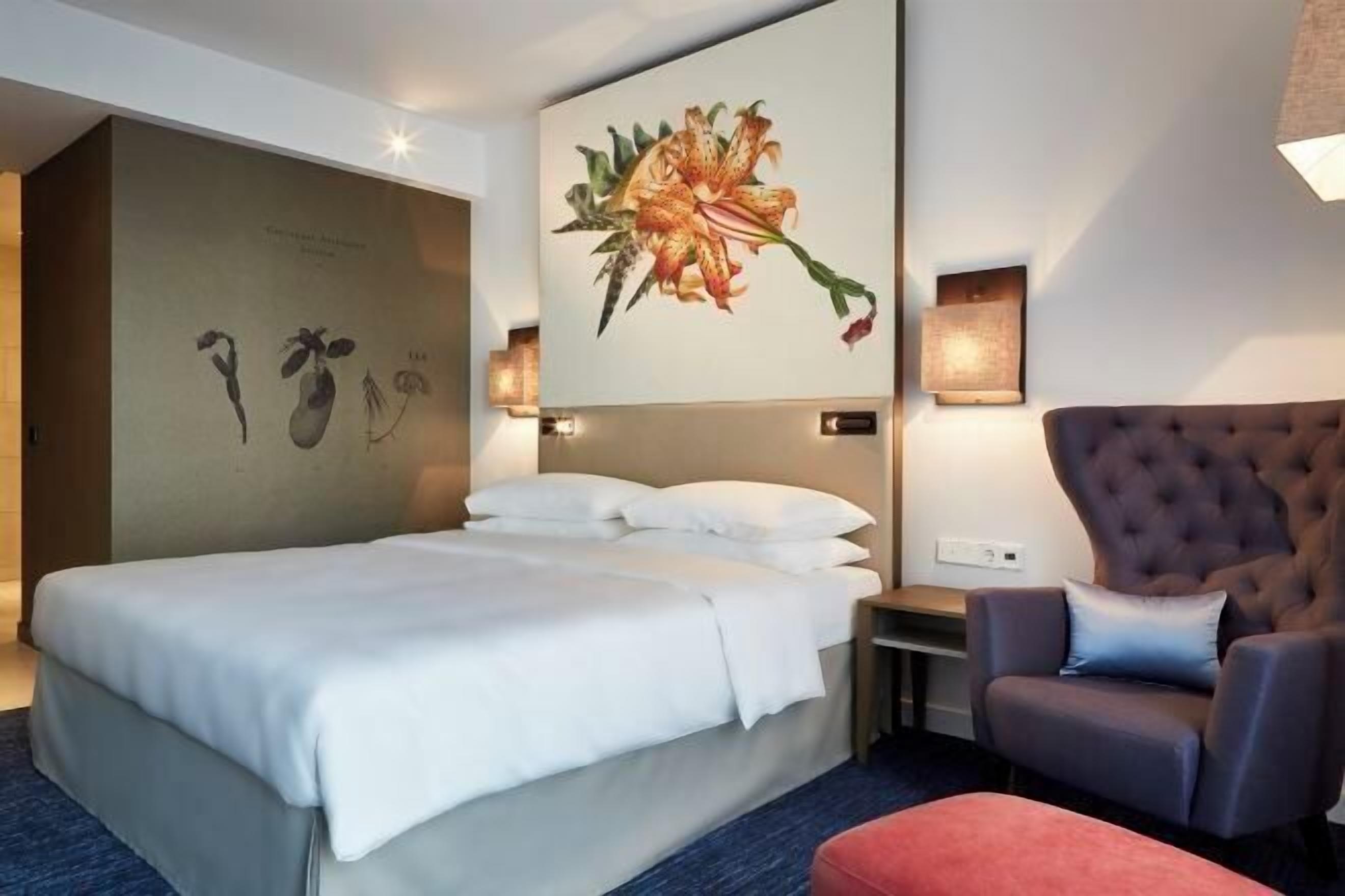 Minibar, in-room safe, desk, laptop workspace