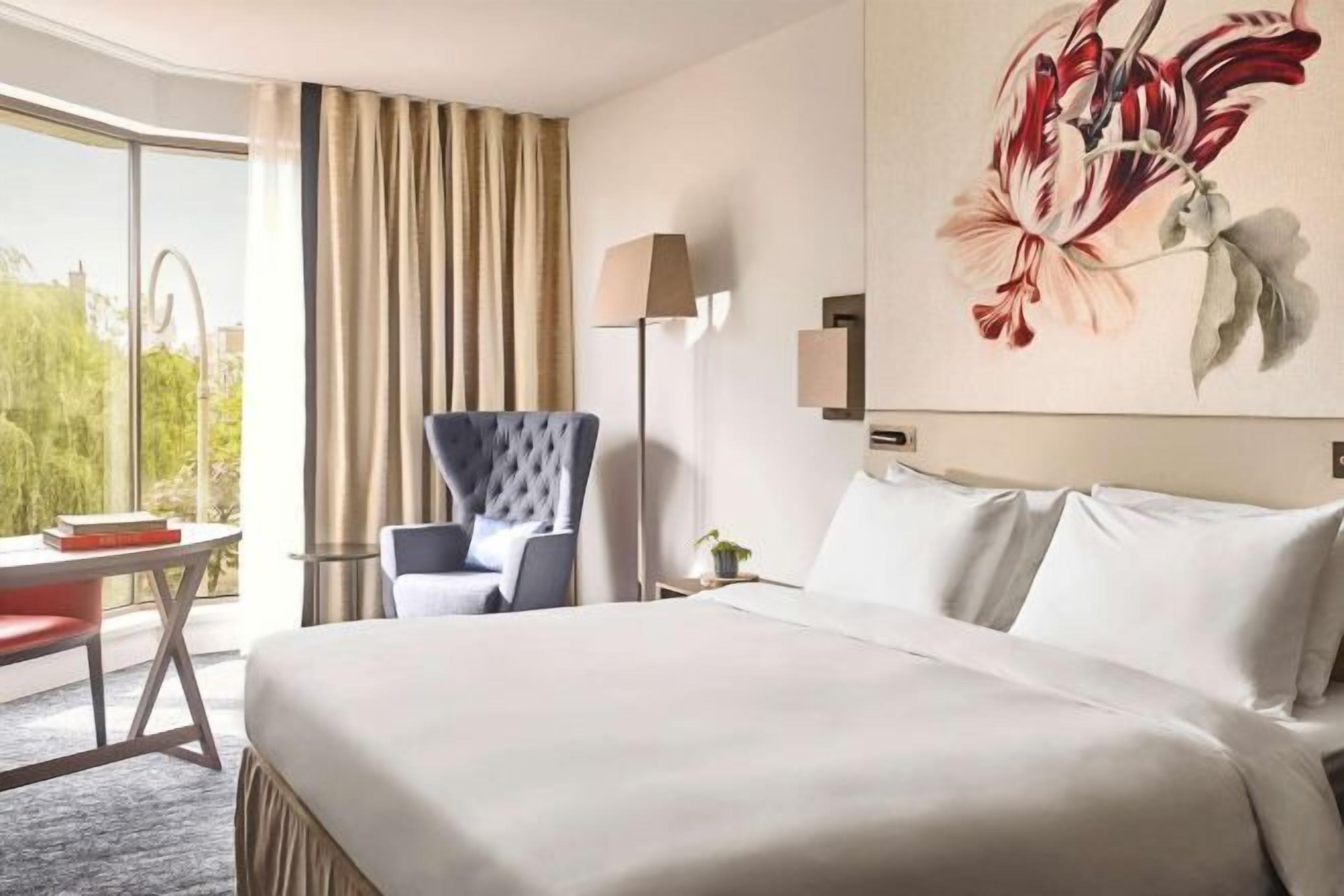 Minibar, két bảo mật tại phòng, bàn 