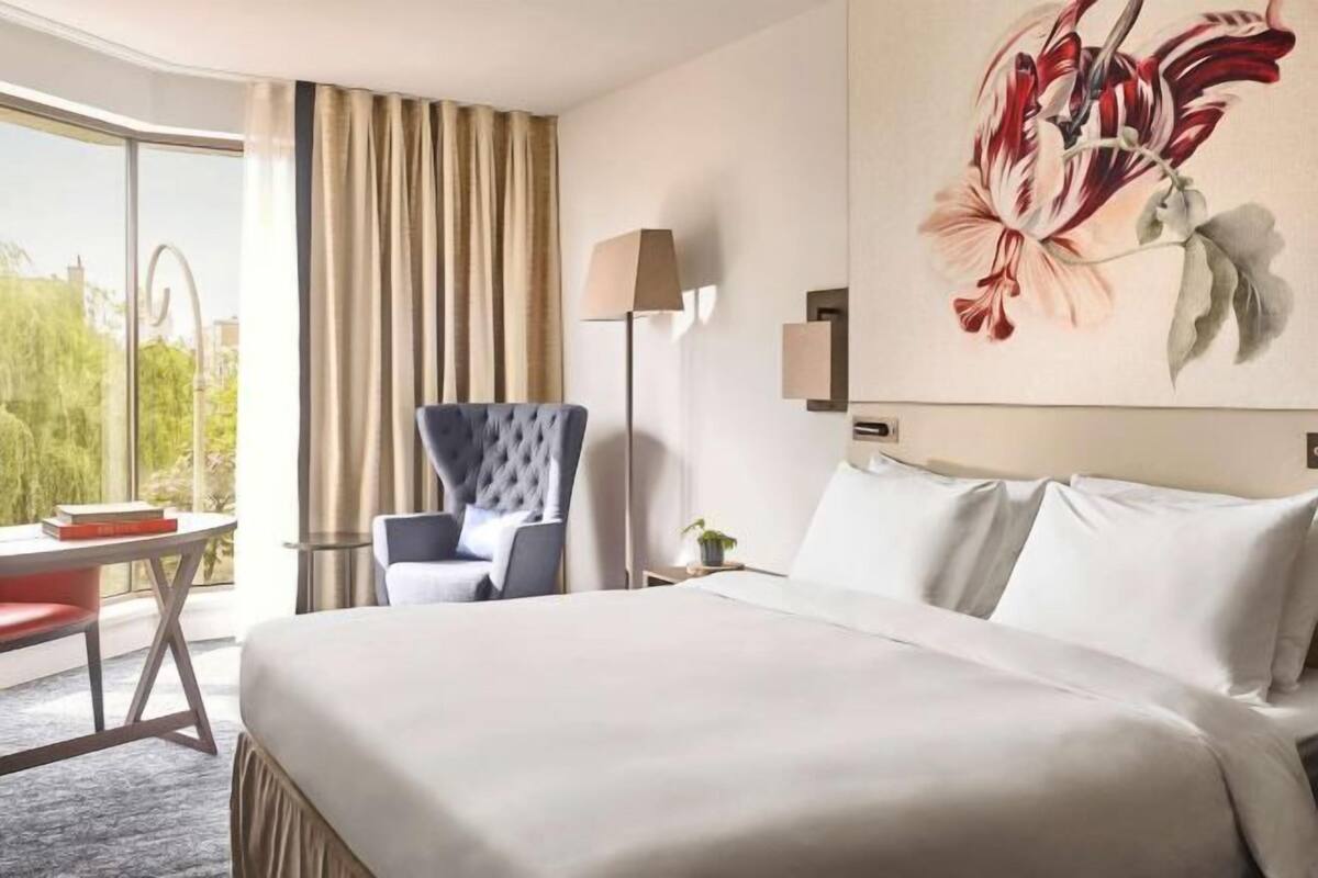 Minibar, két bảo mật tại phòng, bàn