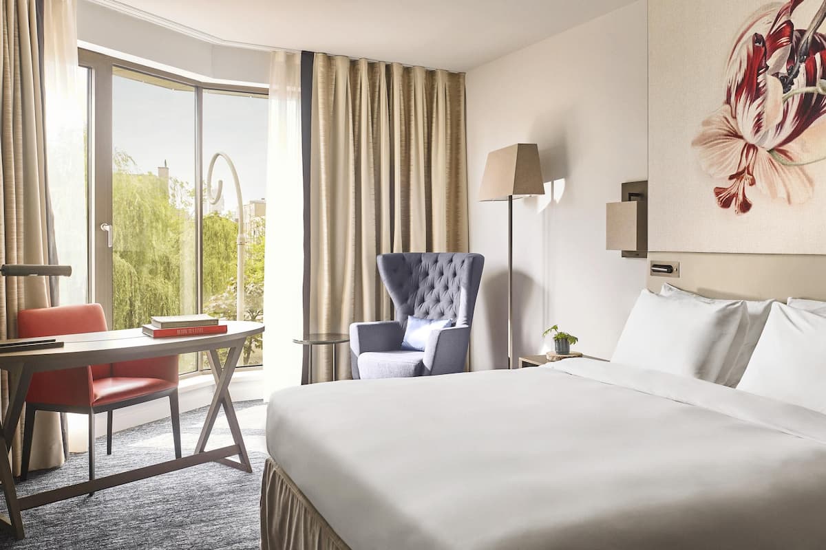 Minibar, in-room safe, desk, laptop workspace