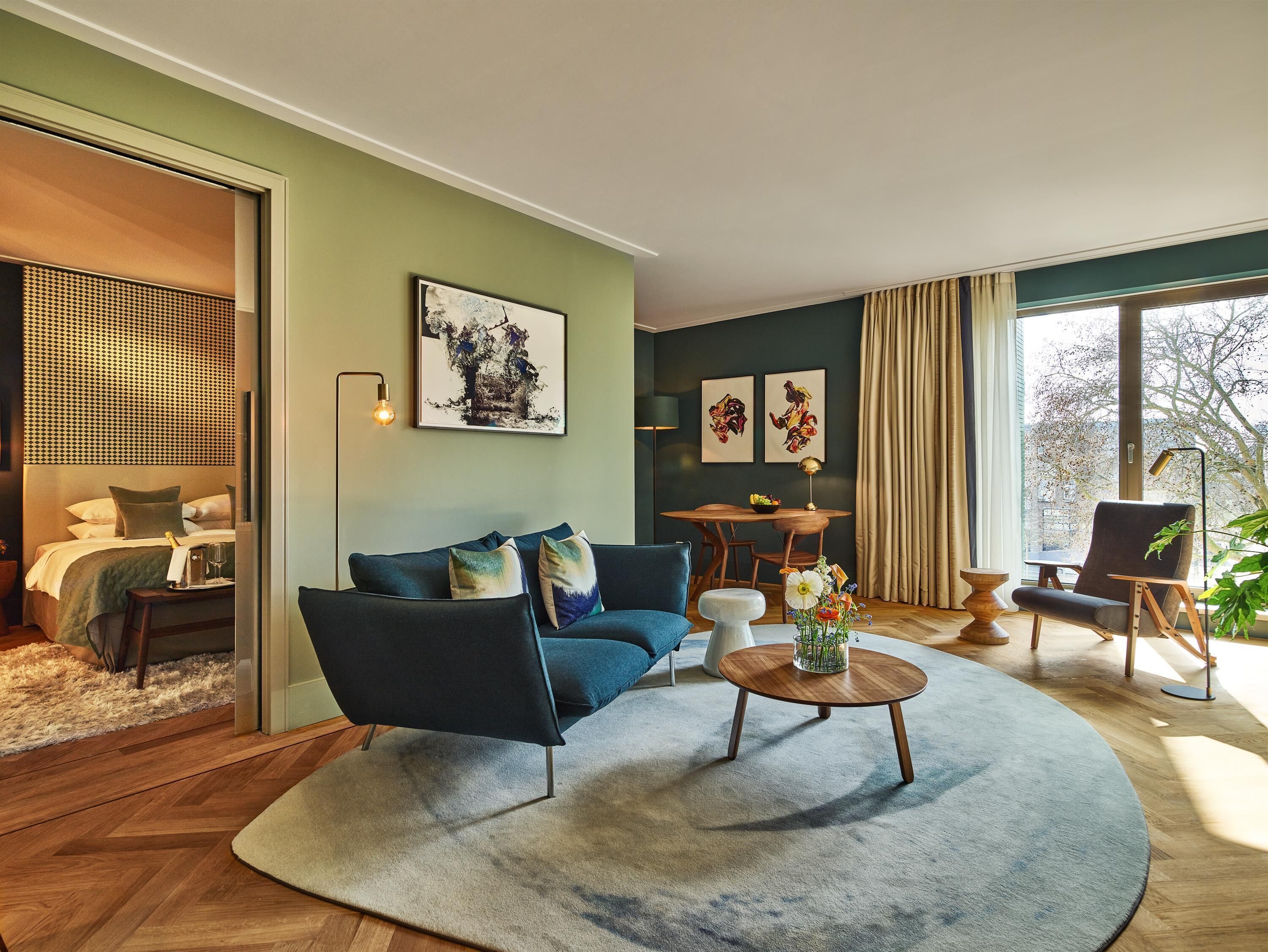 Minibar, coffres-forts dans les chambres, bureau