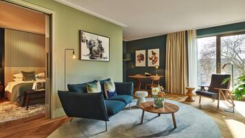 Minibar, coffres-forts dans les chambres, bureau