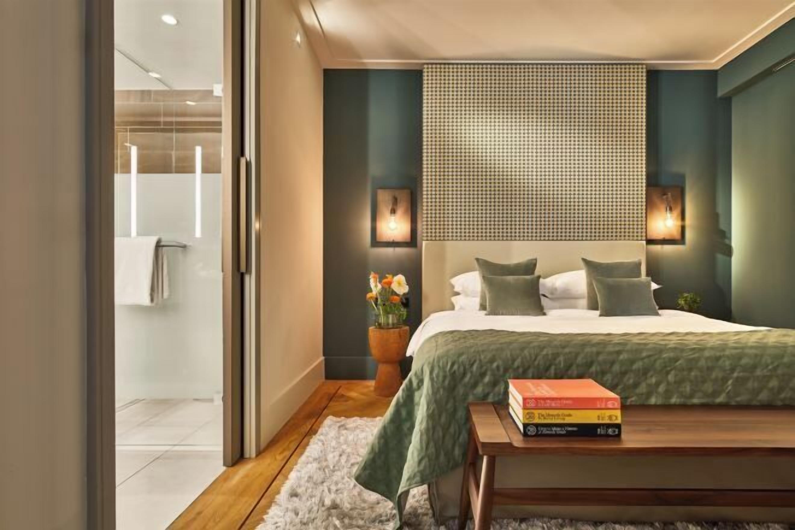 Minibar, in-room safe, desk, laptop workspace