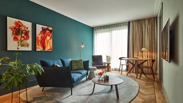 Minibar, coffres-forts dans les chambres, bureau