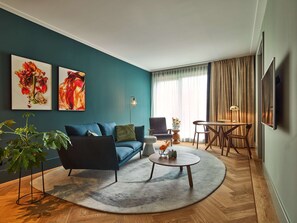 Minibar, in-room safe, desk, laptop workspace - Hyatt Regency Amsterdam (Amsterdam)