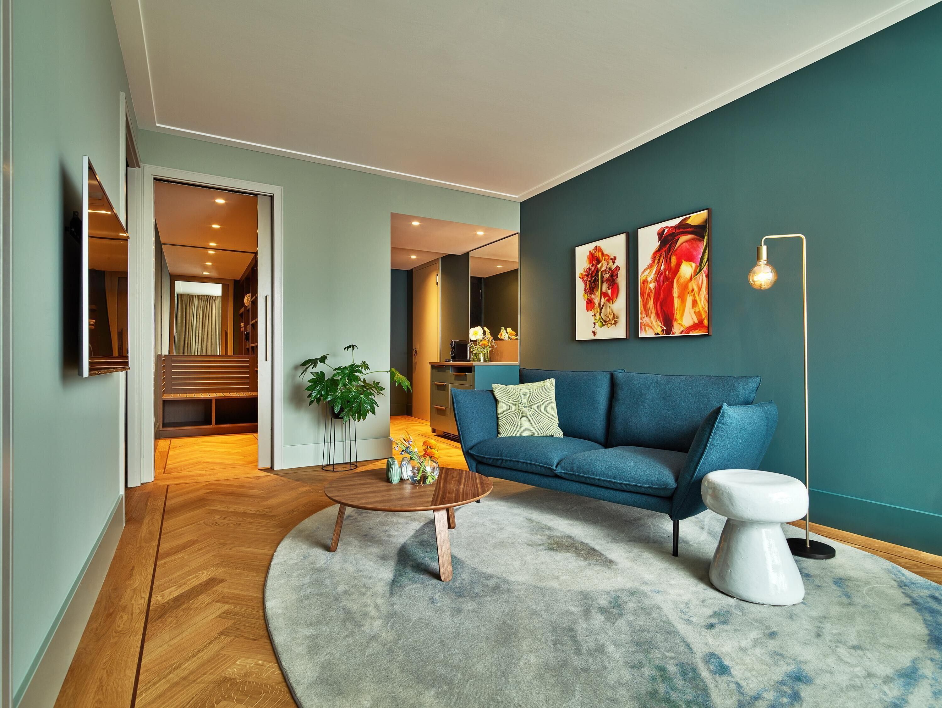 Minibar, coffres-forts dans les chambres, bureau