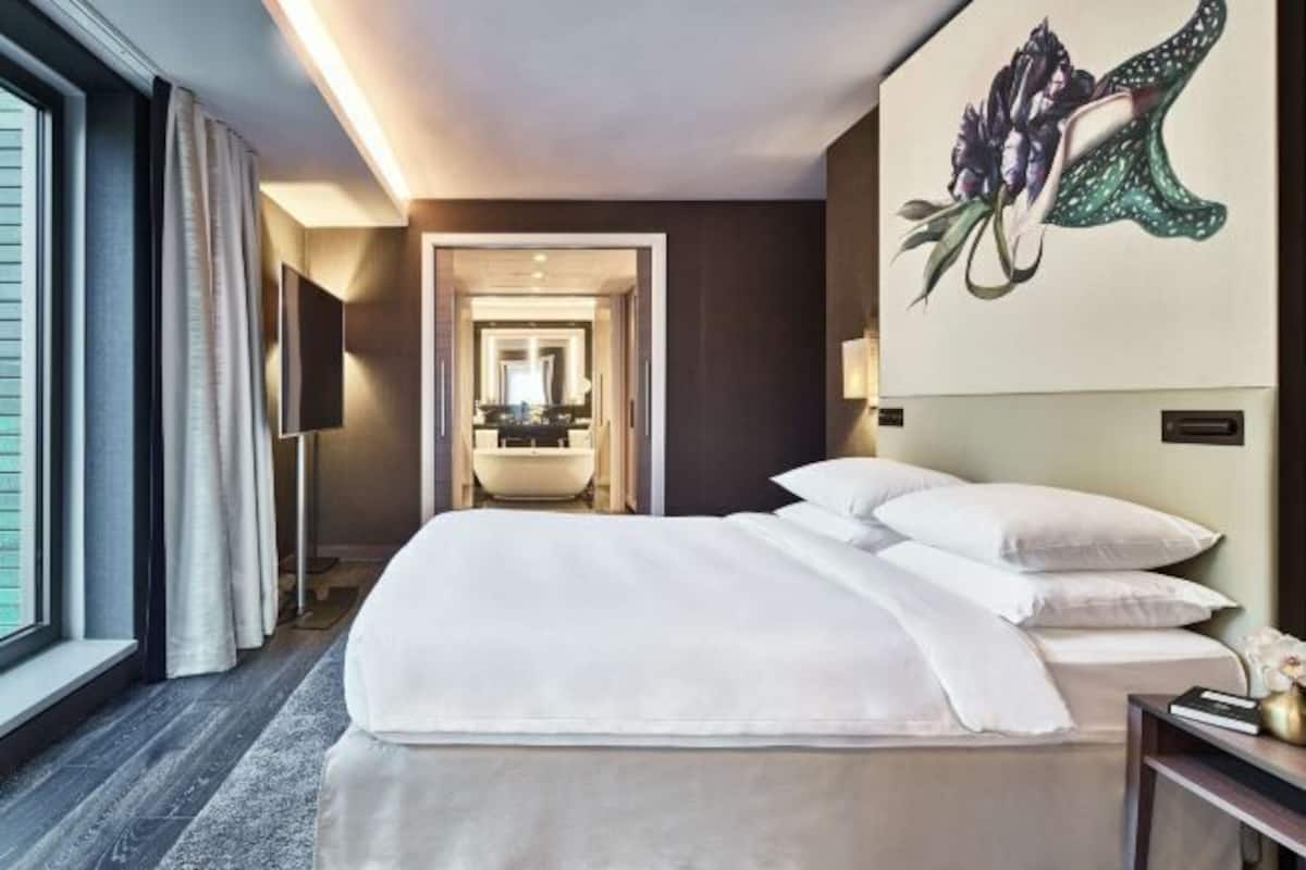 Minibar, két bảo mật tại phòng, bàn