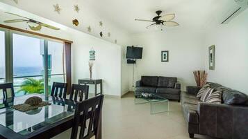 Traditional Double Room | Living room | 52-inch plasma TV with cable channels, TV