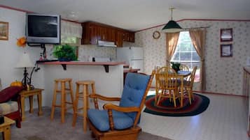 Cabin (Green Cabin) | Living area | Flat-screen TV