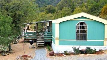 Cabin (Green Cabin) | 1 bedroom, iron/ironing board, free WiFi