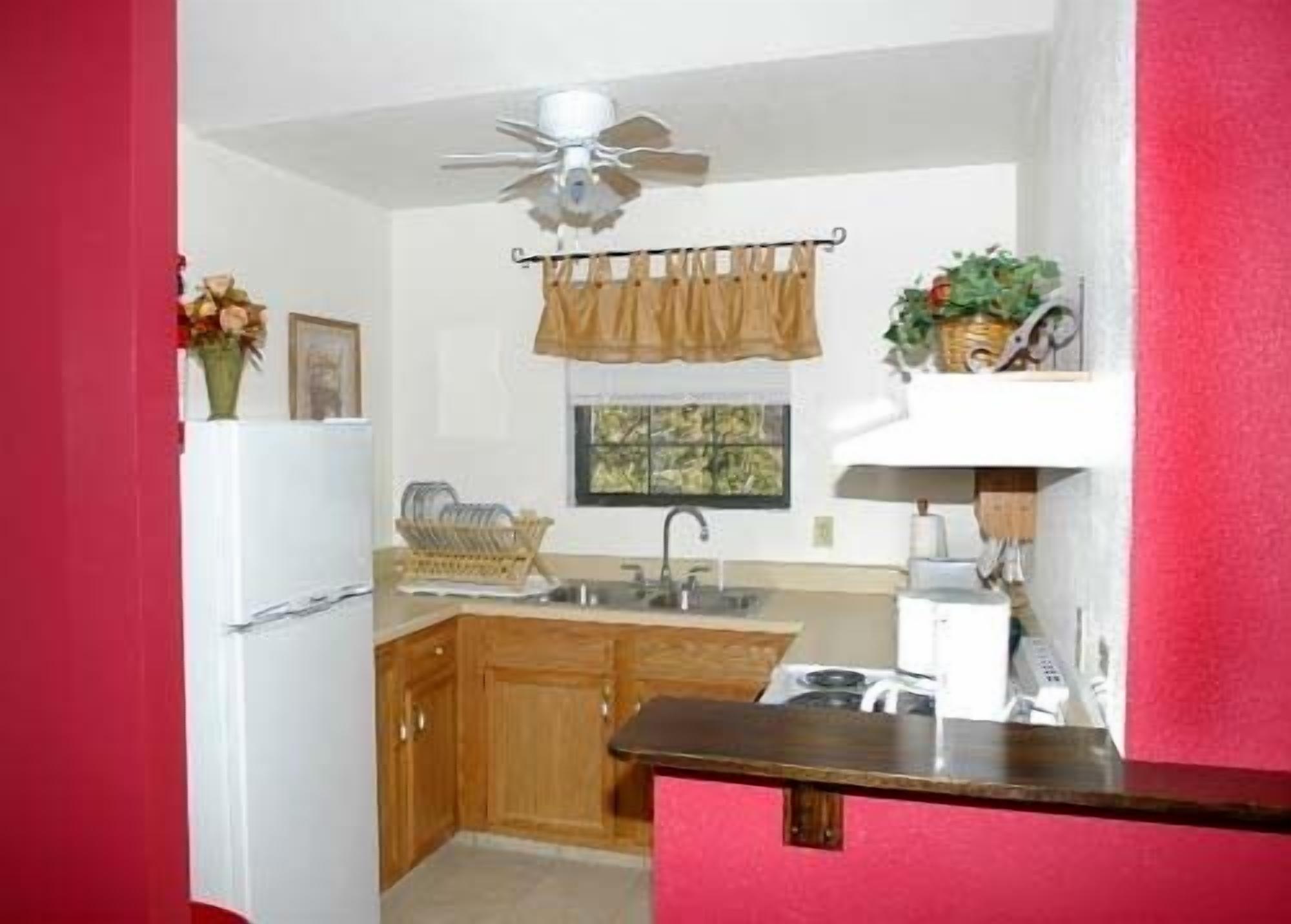 Cabin, 1 Bedroom, Valley View (Red Cabin) | Private kitchen | Fridge, microwave, oven, stovetop