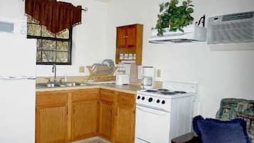 Kabin (Blue Cabin) | Dapur pribadi | Lemari es, microwave, oven, dan kompor