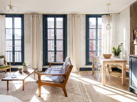 Design Λοφτ, 2 Queen Κρεβάτια, Κουζίνα, Θέα στην Πόλη | Περιοχή καθιστικού