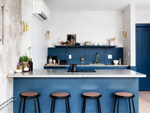Design-ullakkohuoneisto, 1 keskisuuri parisänky, keittiö, kaupunkinäköala | Yksityinen keittiö | Jääkaappi, mikroaaltouuni, uuni, liesi