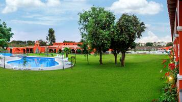 4 outdoor pools, free cabanas, pool umbrellas