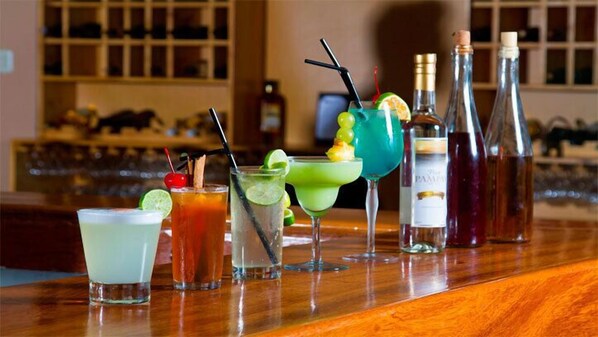 A bar with various cocktails and bottles of liquor. - HACIENDA SAN JUAN RESORT (San Juan Bautista)