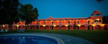 Fachada de la propiedad por la tarde o noche
