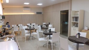 含每日吃到飽早餐