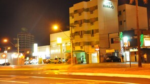 Un hotel llamado 'Hotel Marajo' con una fachada moderna, varios pisos y una entrada visible.
