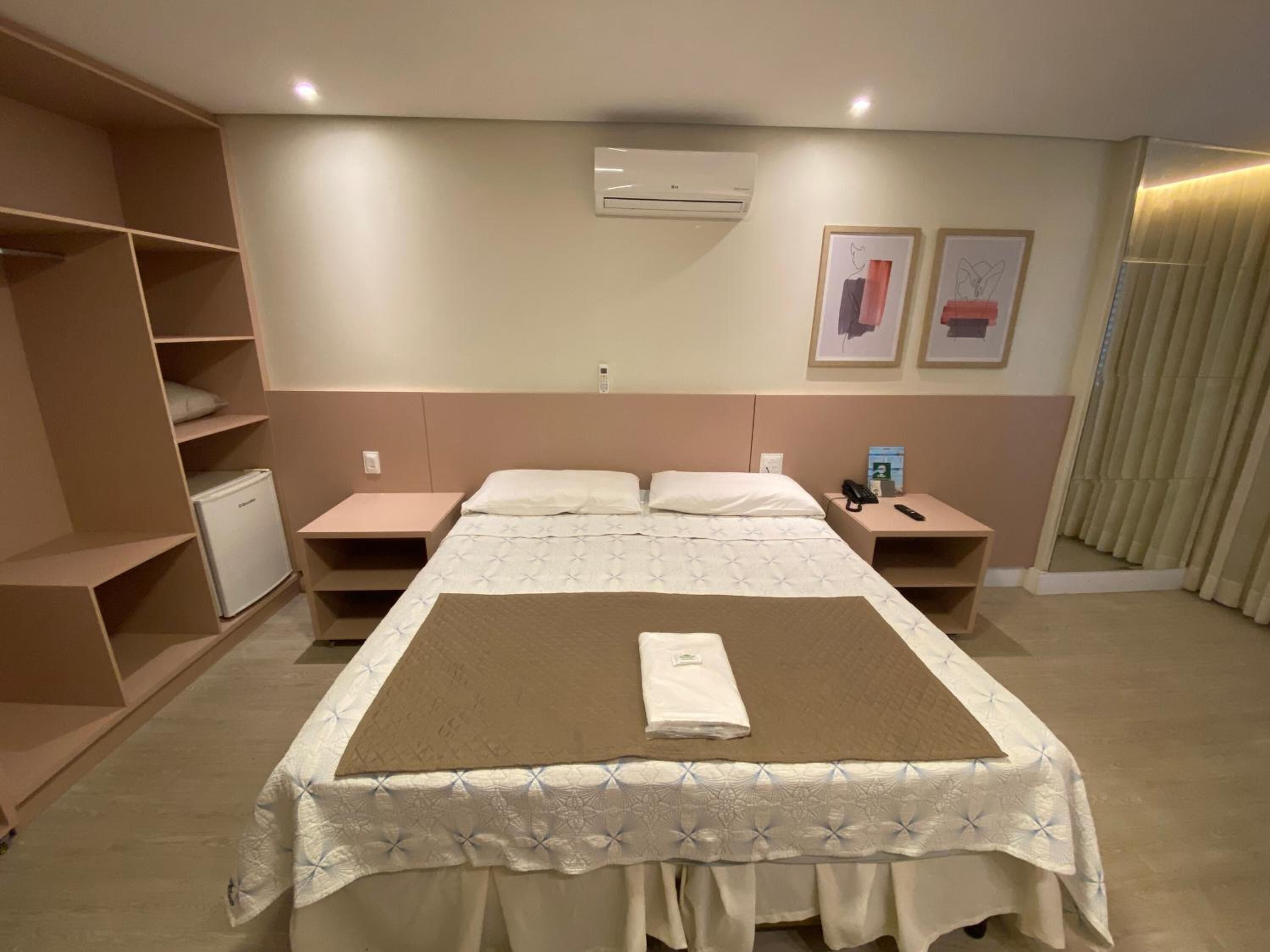 Escrivaninha, ferros/tábuas de passar roupa, Wi-Fi de cortesia