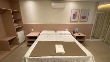 Escrivaninha, ferros/tábuas de passar roupa, Wi-Fi de cortesia