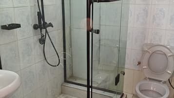 Standard Room | Bathroom | Shower, rainfall showerhead, free toiletries, towels