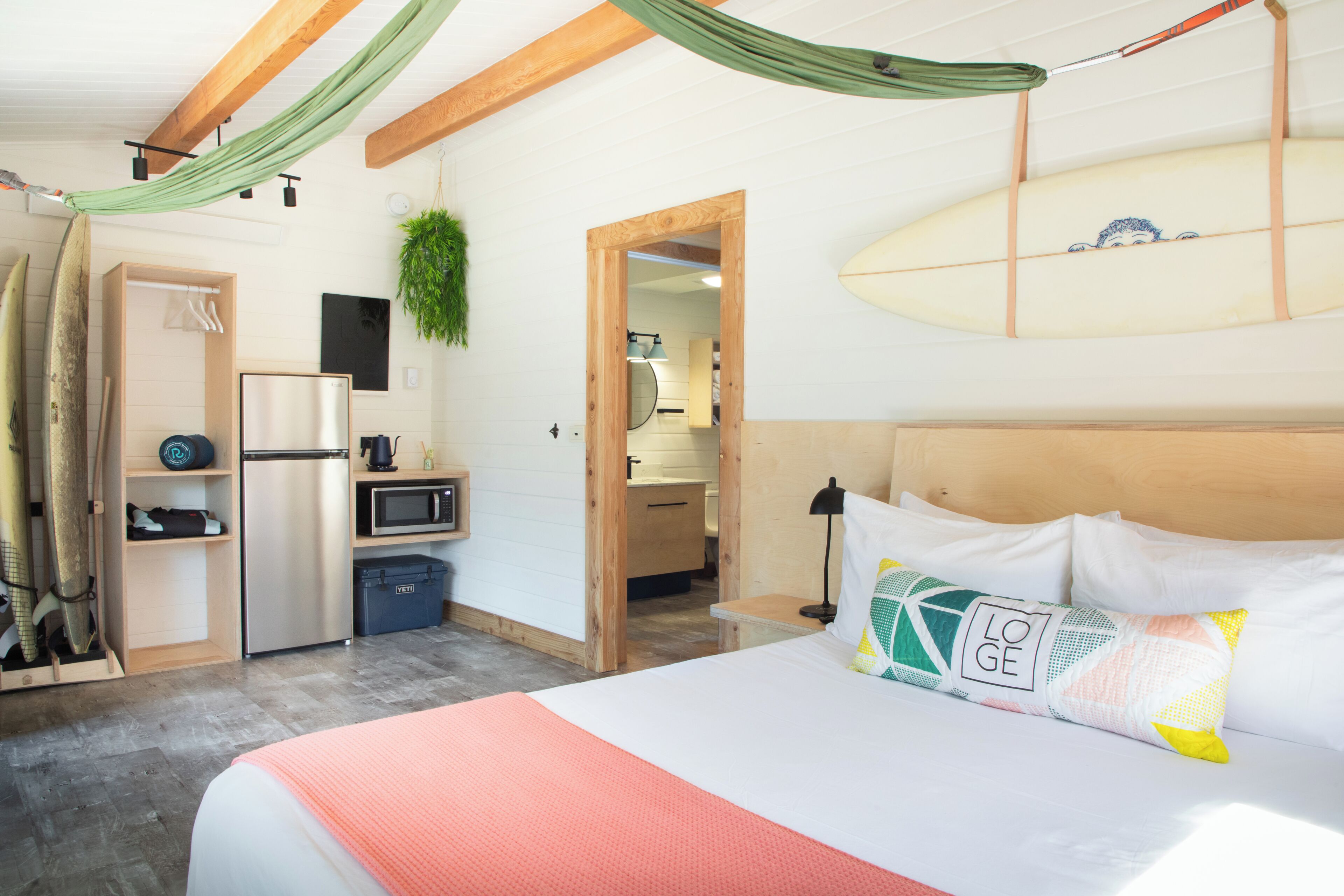 Desk, free WiFi, bed sheets