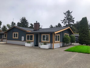 Property grounds - LOGE Westport (Westport)