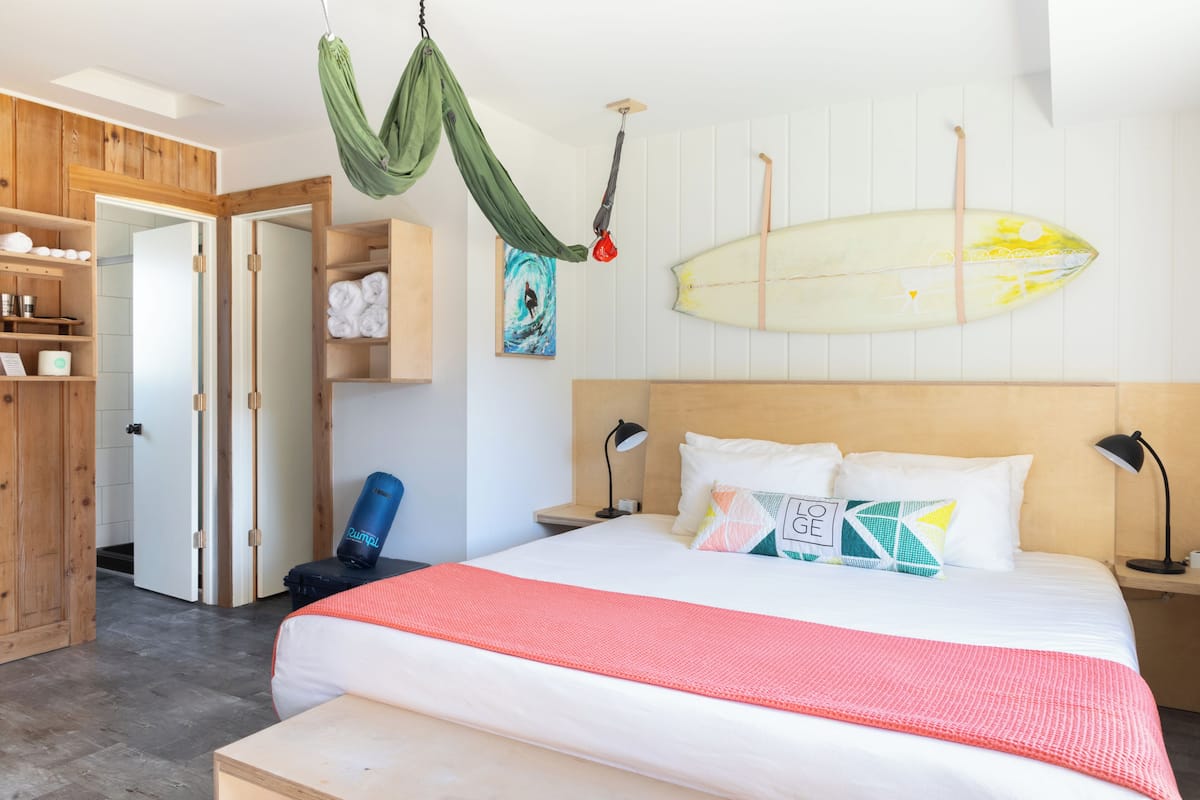 Escritorio, wifi gratis y ropa de cama