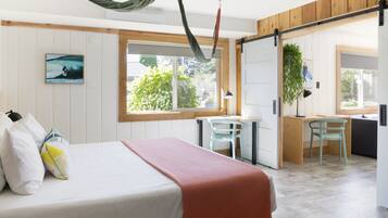 Suite (King w/Bunk Bed) | Escritorio, wifi gratis y ropa de cama