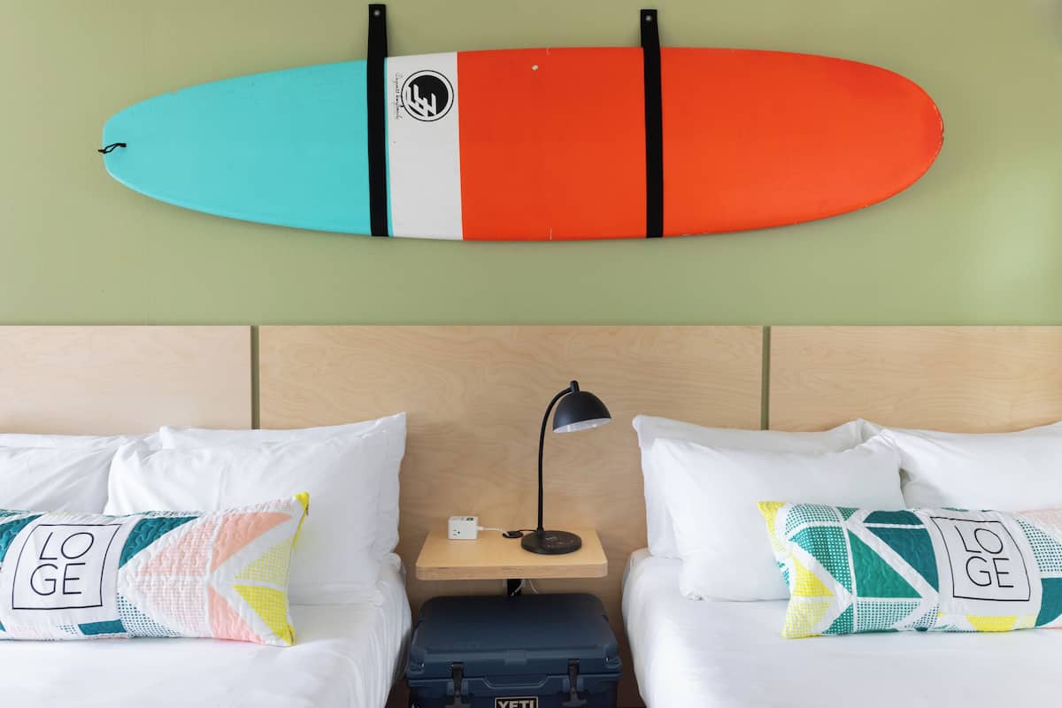 Escritorio, wifi gratis y ropa de cama
