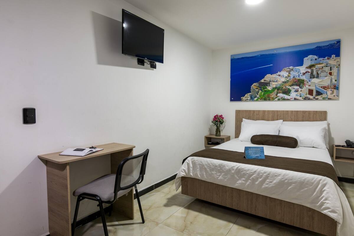 Luxe beddengoed, een bureau, een laptopwerkplek