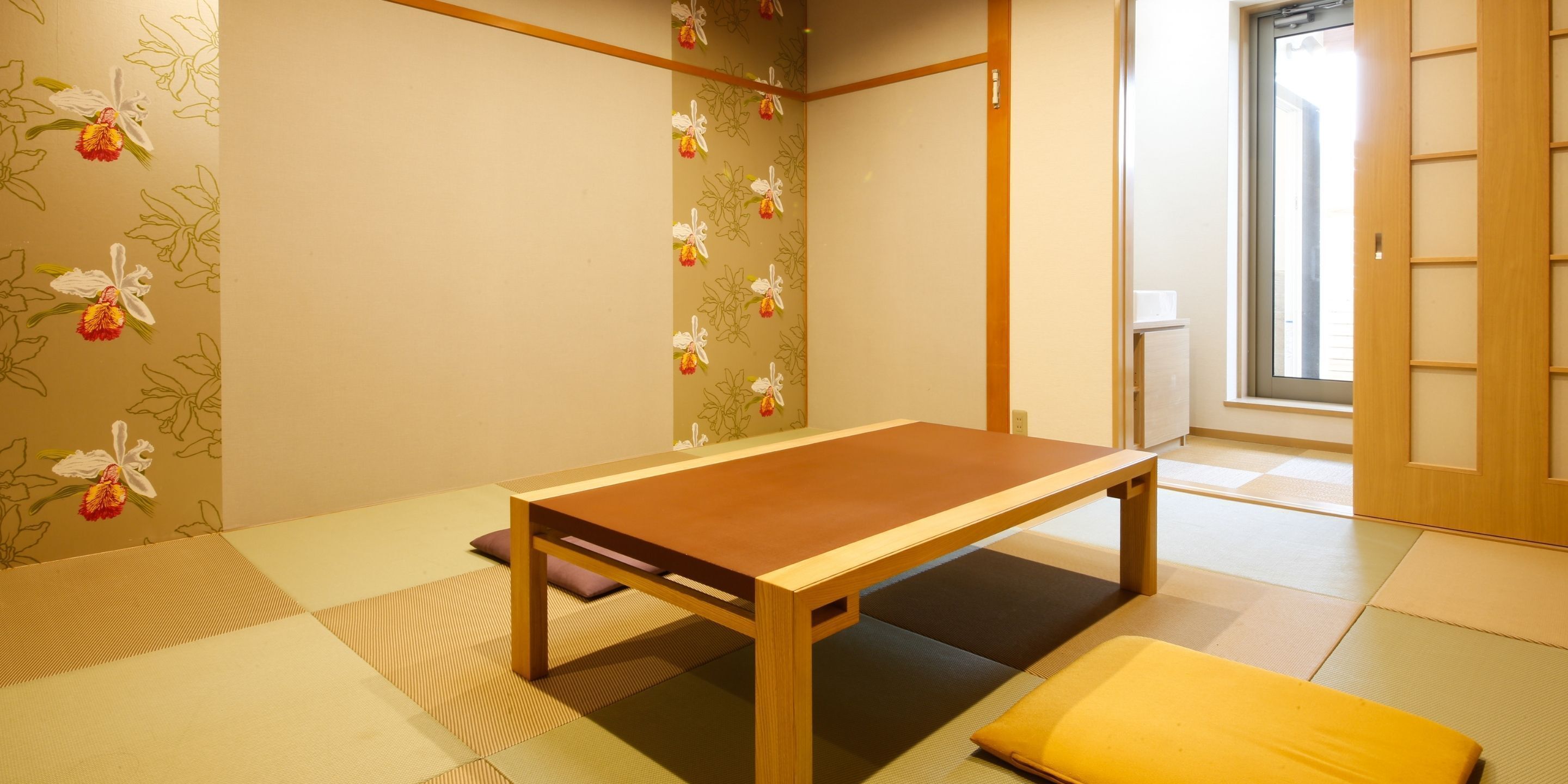 Une pièce de style japonais traditionnel, avec un sol recouvert de tatamis, une petite table en bois et des paravents en papier.