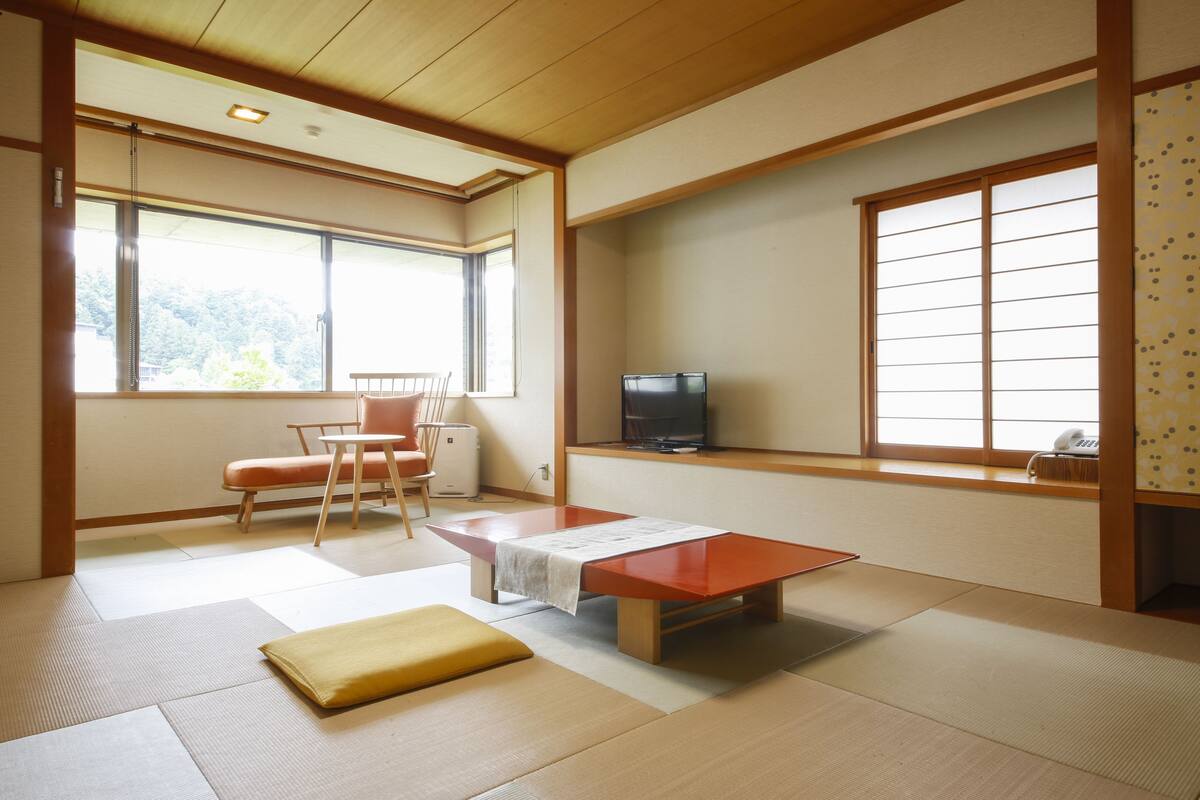 MODERN JAPANESE Deluxe(12 Tatami) | Premium bedding, in-room safe, desk, WiFi (free)