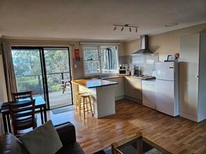 Decoración personalizada, muebles diferentes y cortinas blackout 