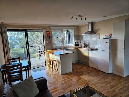 Decoración personalizada, muebles diferentes y cortinas blackout