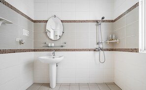 Standard Double Room (Ocean) | Bathroom | Shower, hair dryer, slippers, electronic bidet - White Cotton Candy B&B (Hualien City)