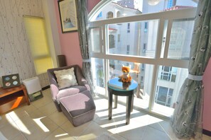 Classic Quadruple Room | Living area