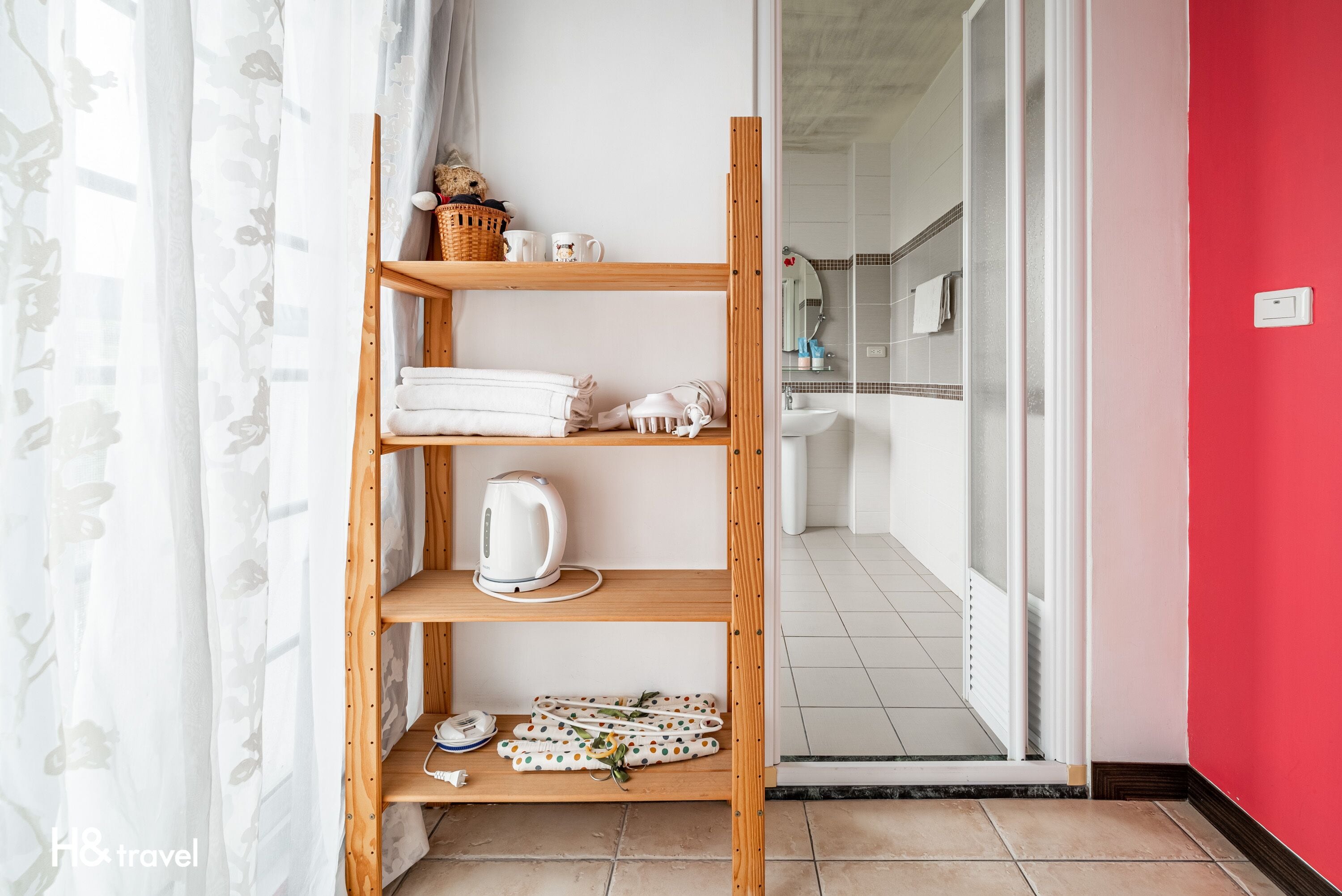 Habitació doble superior | Bany | Dutxa, assecador de cabells, sabatilles i vàter amb bidet electrònic 