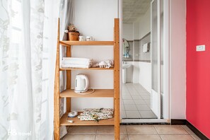 Superior tweepersoonskamer | Badkamer | Een douche, een haardroger, pantoffels