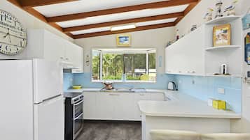 Maison familiale, 2 chambres | Cuisine privée | Réfrigérateur, four à micro-ondes, surface de cuisson, cafetière-théière