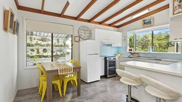 Casa família, 2 quartos | Cozinha privada | Geladeira, micro-ondas, cooktop, cafeteira/chaleira