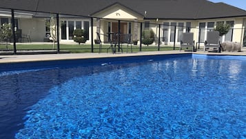 Seasonal outdoor pool, free cabanas, pool umbrellas