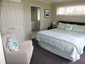 Orchard Room | Iron/ironing board, free WiFi, bed sheets - Grasslands Bed & Breakfast (Cambridge)