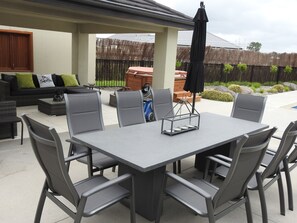 Outdoor spa tub - Grasslands Bed & Breakfast (Cambridge)