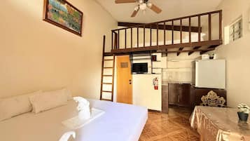 Tabla de planchar con plancha y ropa de cama