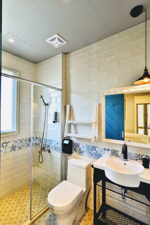 Superior Twin Room | Bathroom | Free toiletries, hair dryer, slippers, towels - CheeseBon (Hualien City)